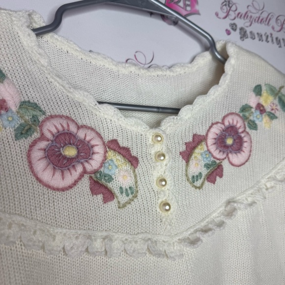 Grandmacore sweater pearls embroidered floral flowers white cream pink gorgeous - Picture 6 of 10